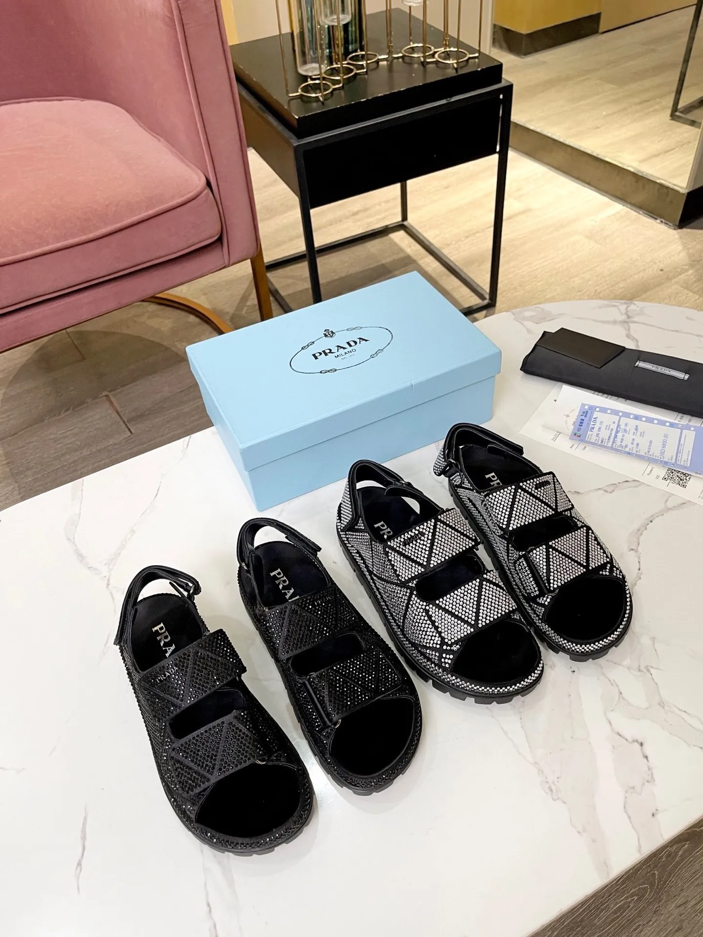 👟👟Ex-factory price 600👟👟 𝐏𝐑𝐀𝐃𝐀 ｜𝟐𝟎𝟐3/𝐒𝐒 𝐧𝐞𝐰 High version 💯💯💯 Parda 2023/fw new series Prada triangle logo Rhinestone model counter [authentic grade] version‼ ️Purchase ZP customization, the highest version on the market‼ ️ The original development shoe shape is super correct ‼ ️Highest restoration shoe type ‼ ️ Very good wrapping, slimming, high-end, super comfortable ‼ ️ Upper: imported silk, lining: lambskin, customized molding with iconic logo triangle buckle, outsole: original molding + hot-drilling process + pure handmade precision production. Code number: 35-39 (40, 41, customizable and non-returnable)